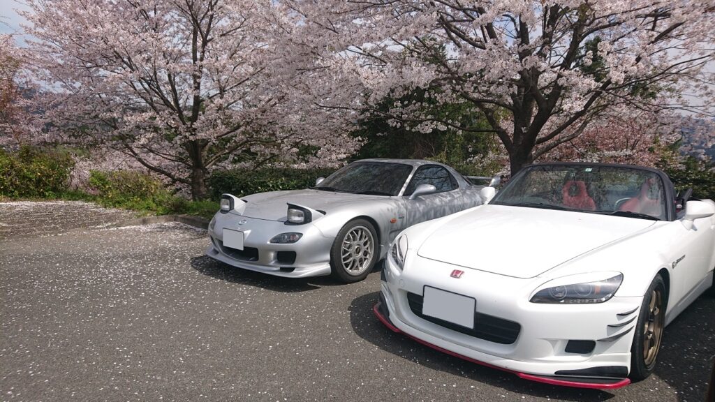 左が妻の車(RX-7 FD3-S)、右が私の車(S2000 AP1)