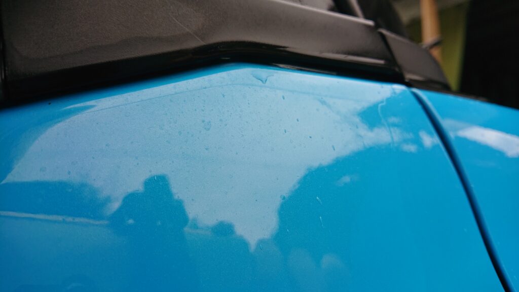 水バスター使用前の写真。なかなか取れない車の水垢。