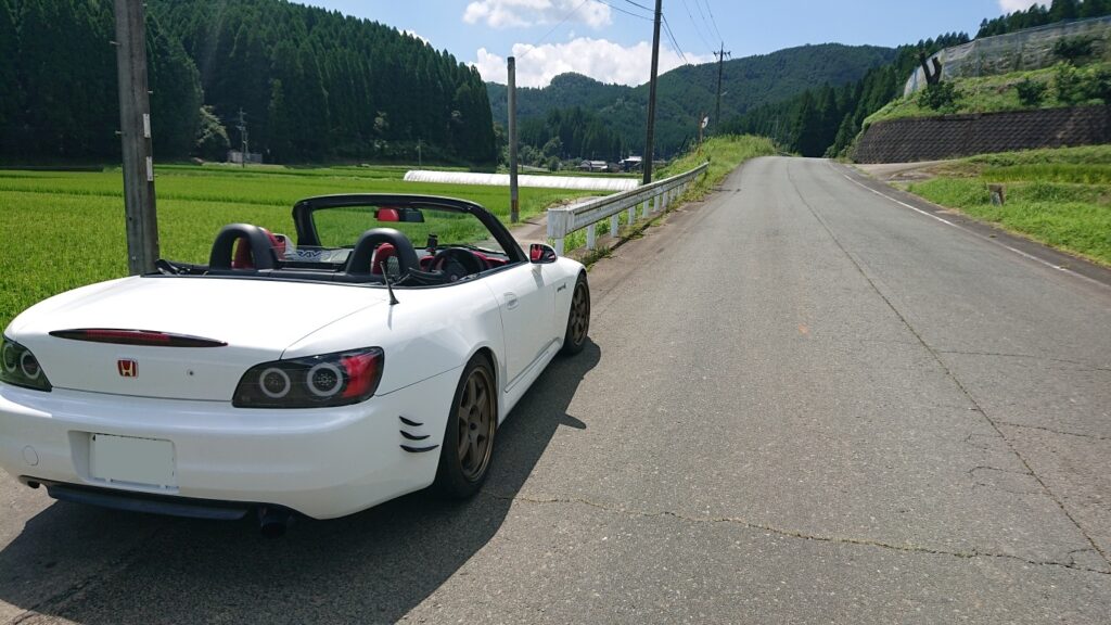 オープンカーS2000と峠道