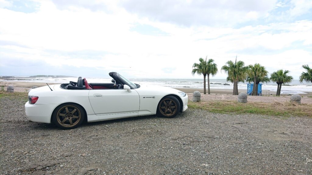 オープンカーS2000と海