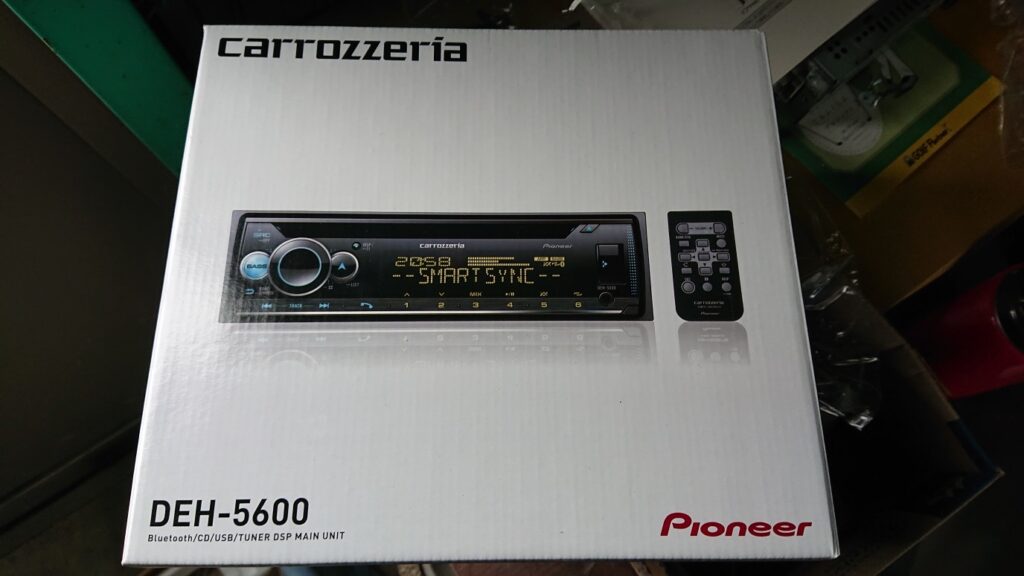 S2000のオーディオボックスに収まるDEH-5600